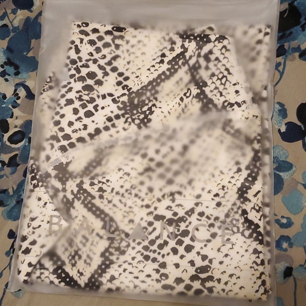 The Ascend Pant- Python - Picture 5 of 6